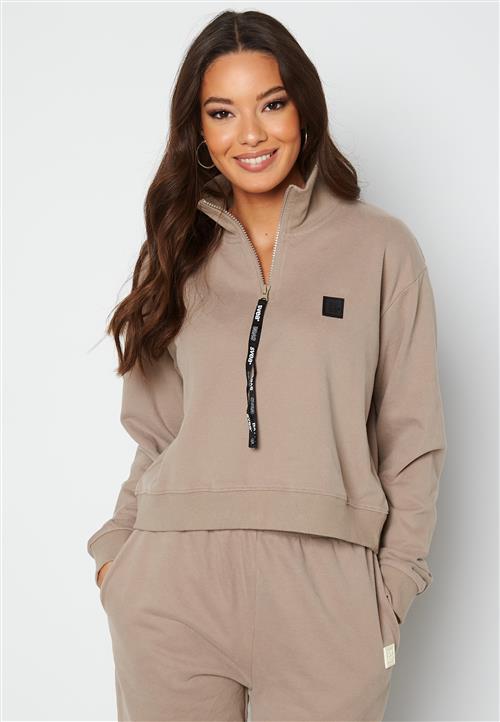 Svea W. Half Zip Badge Sweat