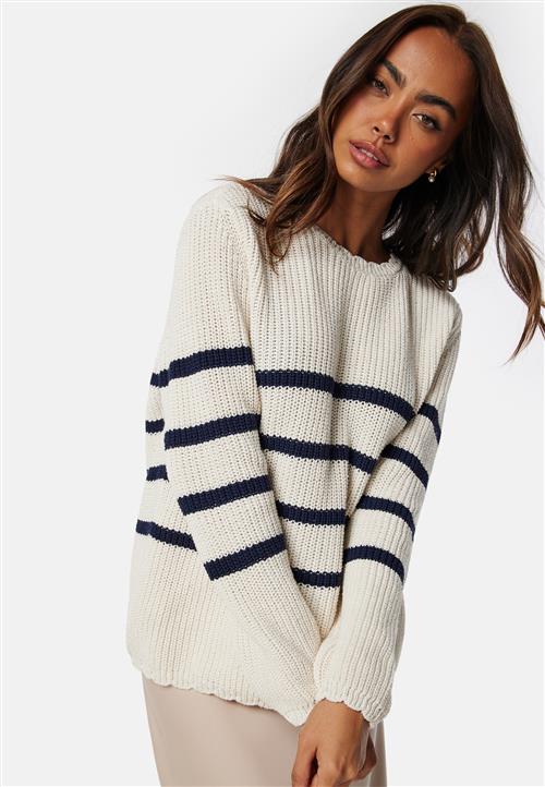 Se ONLY Bella Life LS O-Neck Knit ved Bubbleroom