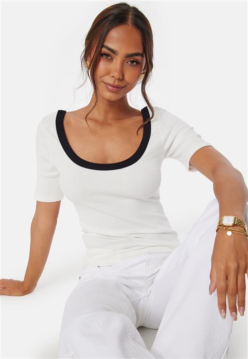 Se BUBBLEROOM Contrast Rib Short Sleeve Top ved Bubbleroom