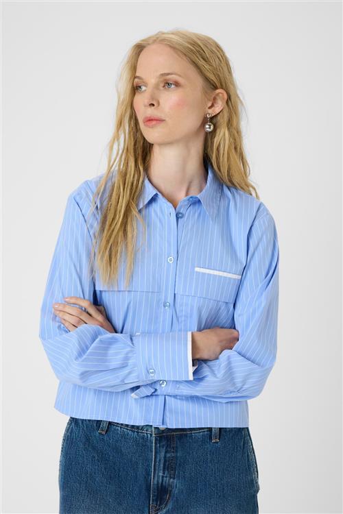 KAREN BY SIMONSEN Bluse 'Amy'  lyseblå / hvid
