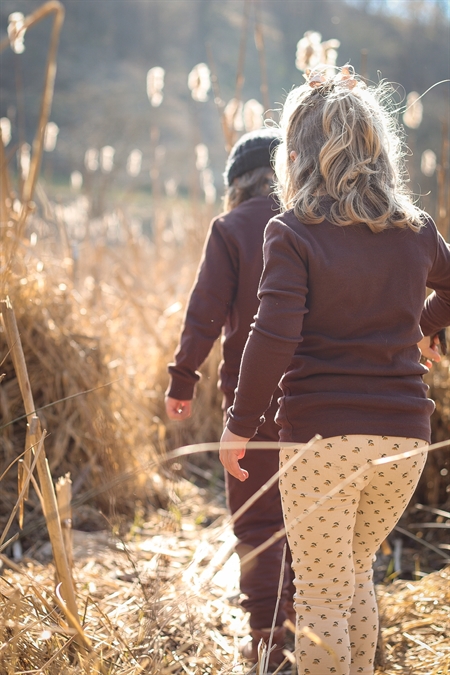 Se BIRKHOLM Rib Bluse Kastanje Brun hos SmartKidz