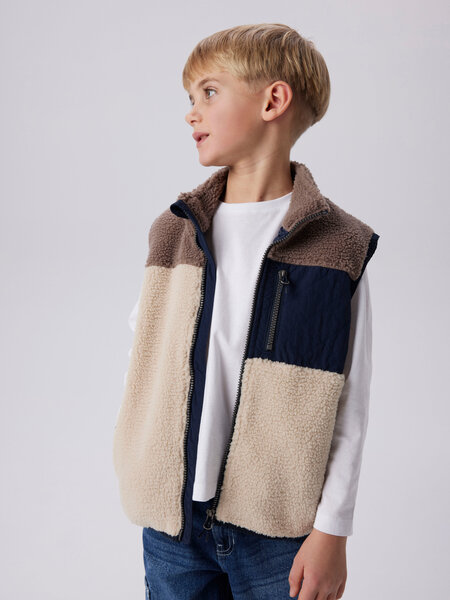Se NAME IT Teddy Vest Monico Fog hos SmartKidz