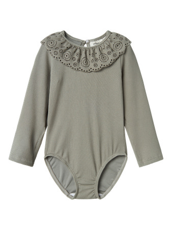Se LIL ATELIER Badedragt Fola Forest Fog hos SmartKidz