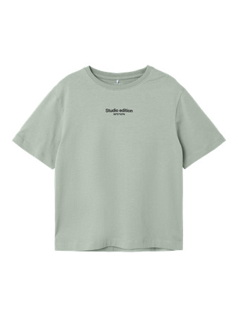 Se NAME IT Basis T-shirt Brody Jadeite Black Print hos SmartKidz