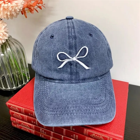 Se ELINE L'ATELIER Kasket Sløjfe Blå Denim hos SmartKidz