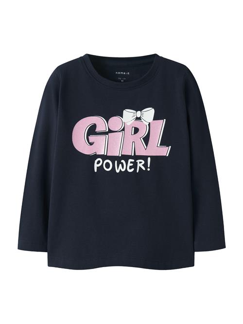 Se NAME IT Bluser & t-shirts 'NMFLINEA'  navy / eosin / hvid ved About You
