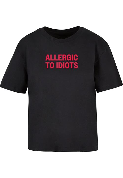 Se Miss Tee Shirts 'Allergic To Idiots'  blodrød / sort ved About You