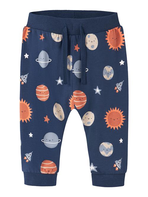 Se NAME IT Bukser Vroels Insignia Blue Planets hos SmartKidz