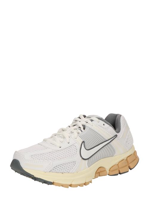 Se Nike Sportswear Sneaker low 'ZOOM VOMERO 5'  grå / grafit / hvid ved About You