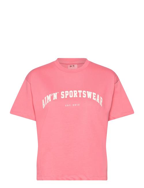 Se Varsity Boxy T-Shirt Aim´n Pink ved Booztlet