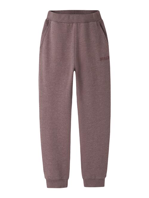 Se NAME IT Sweatpants Vima Peppercorn Squad Brown hos SmartKidz