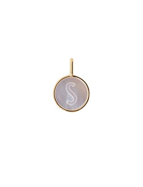Se Pearl Charm Gold A-Z Design Letters Gold ved Booztlet