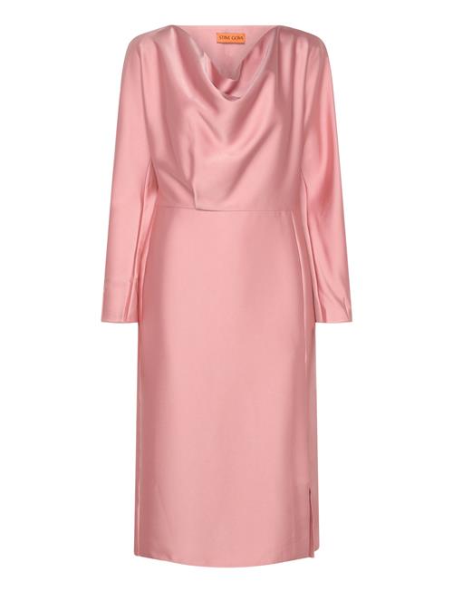 Se Long Sleeve Midi Dress, 2261 Satin STINE GOYA Pink ved Booztlet