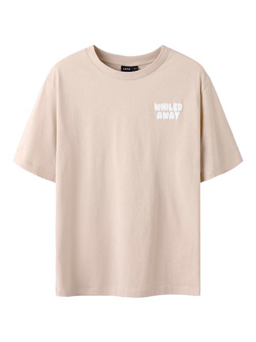 Se LMTD Bluser & t-shirts  lysebeige / hvid ved About You