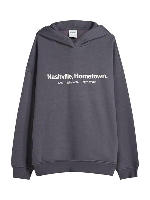 Se Bershka Sweatshirt  mørkegrå / hvid ved About You