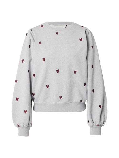Se Fabienne Chapot Sweatshirt 'Dina'  grå / mørkerød ved About You