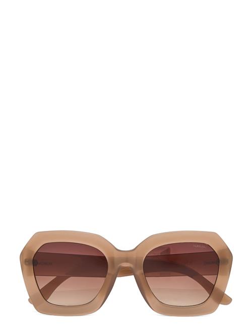 Gwen Sahara Komono Brown