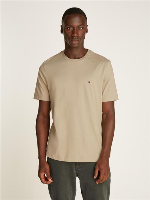 Se ESS SEASONAL REG FIT SOLID TEE hos Din tøjmand