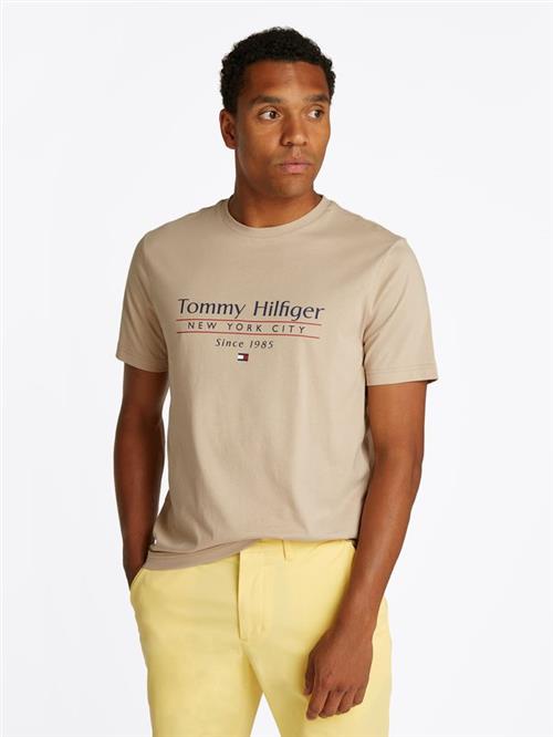 Se HILFIGER CENTER STACK TEE hos Din tøjmand