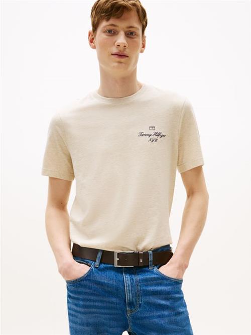 Se OUTLINE FLAG SCRIPT TEE hos Din tøjmand