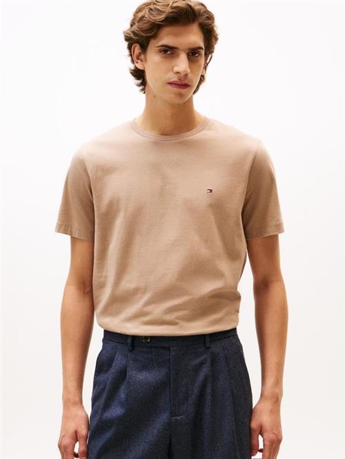 Se ESS SEASONAL REG FIT SOLID TEE hos Din tøjmand