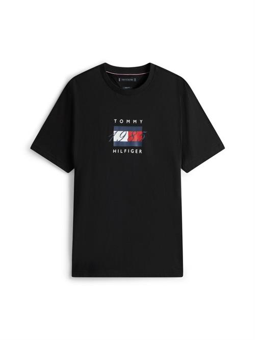 Se LINEAR FLAG GRAPHIC TEE hos Din tøjmand