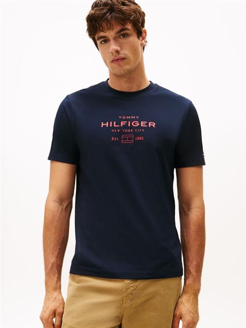 Se HILFIGER STACK GRAPHIC TEE hos Din tøjmand
