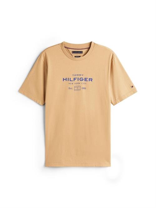 Se HILFIGER STACK GRAPHIC TEE hos Din tøjmand