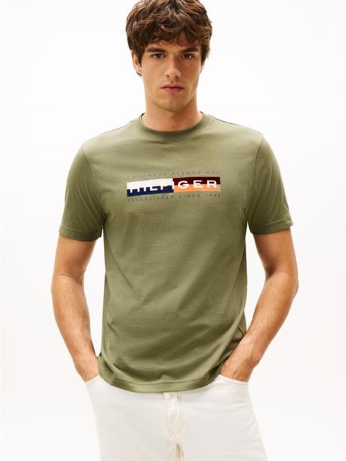 Se TH COLOUR BLOCK GRAPHIC TEE hos Din tøjmand