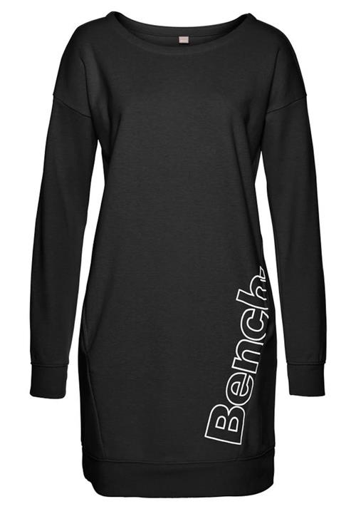Se BENCH Kjole  sort / hvid ved About You