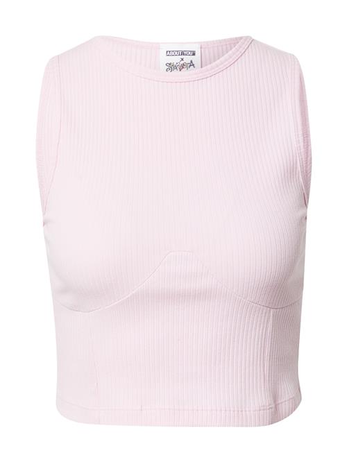 Se ABOUT YOU x Sharlota Overdel 'Marie'  lyserød ved About You