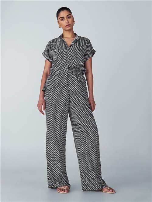 Se Willa Bukser 'Sky'  sort / hvid hos About You