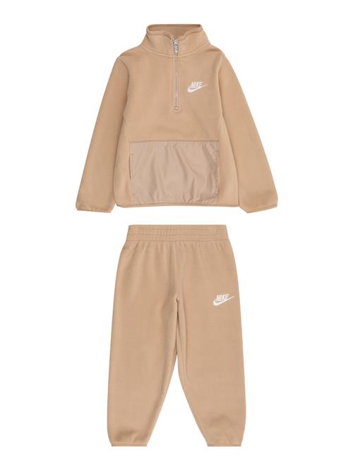 Nike Sportswear Joggingdragt 'Essent'  cappuccino / hvid