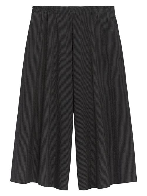 Adolfo Dominguez Bukser  sort