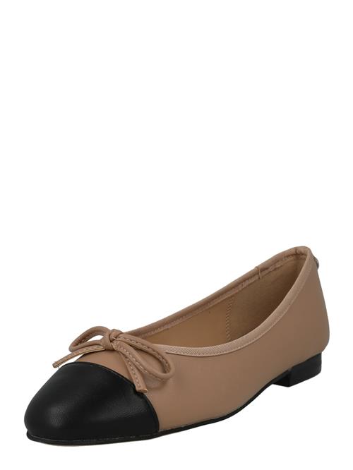 Se STEVE MADDEN Ballerinasko 'ELLISON'  sand / sort hos About You