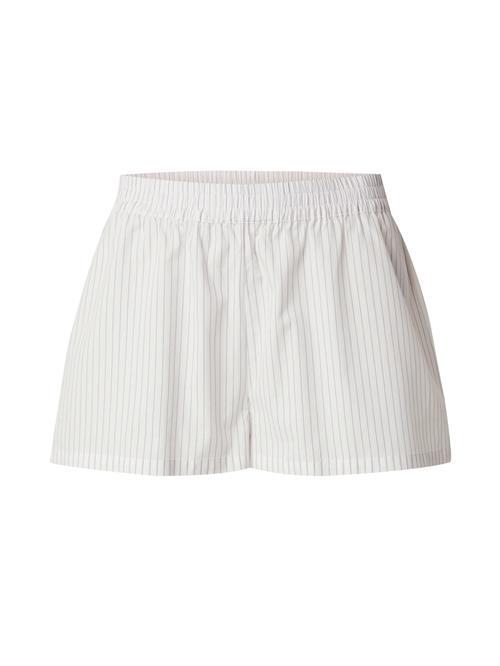 Se millane Bukser  lilla / hvid hos About You