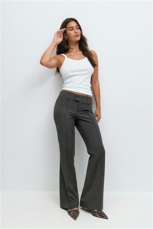 Gina Tricot - Low waist bootcut trousers - utsvingede habitbukser - Grå - 40 - Dame