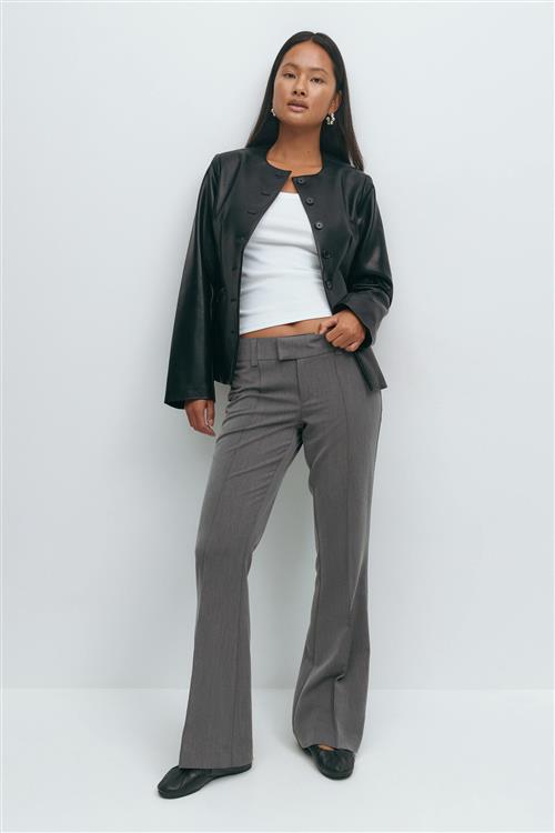 Gina Tricot - Low waist bootcut trousers - utsvingede habitbukser - Grå - 40 - Dame