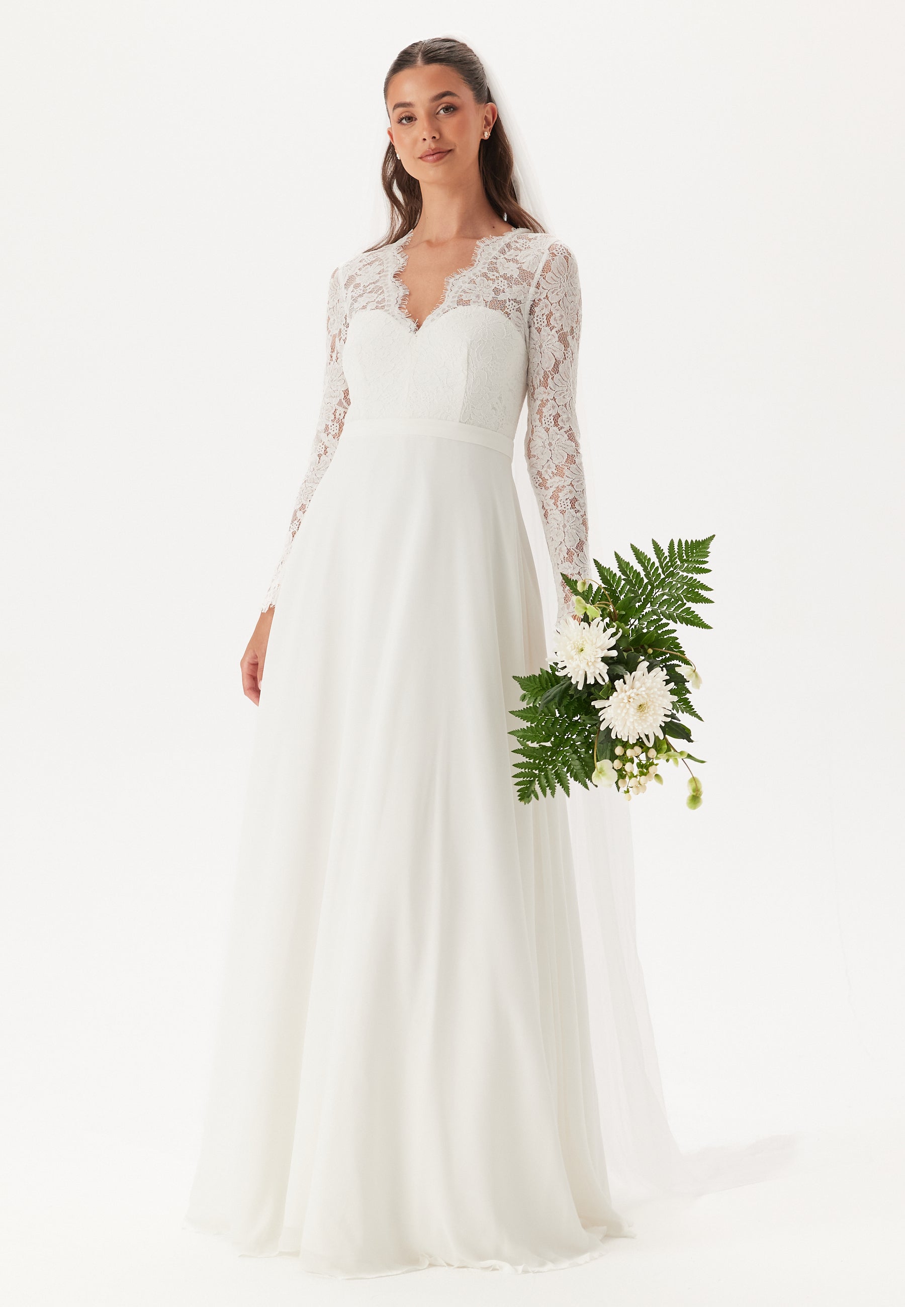 Bubbleroom Occasion Scallop V-Neck Lace Gown