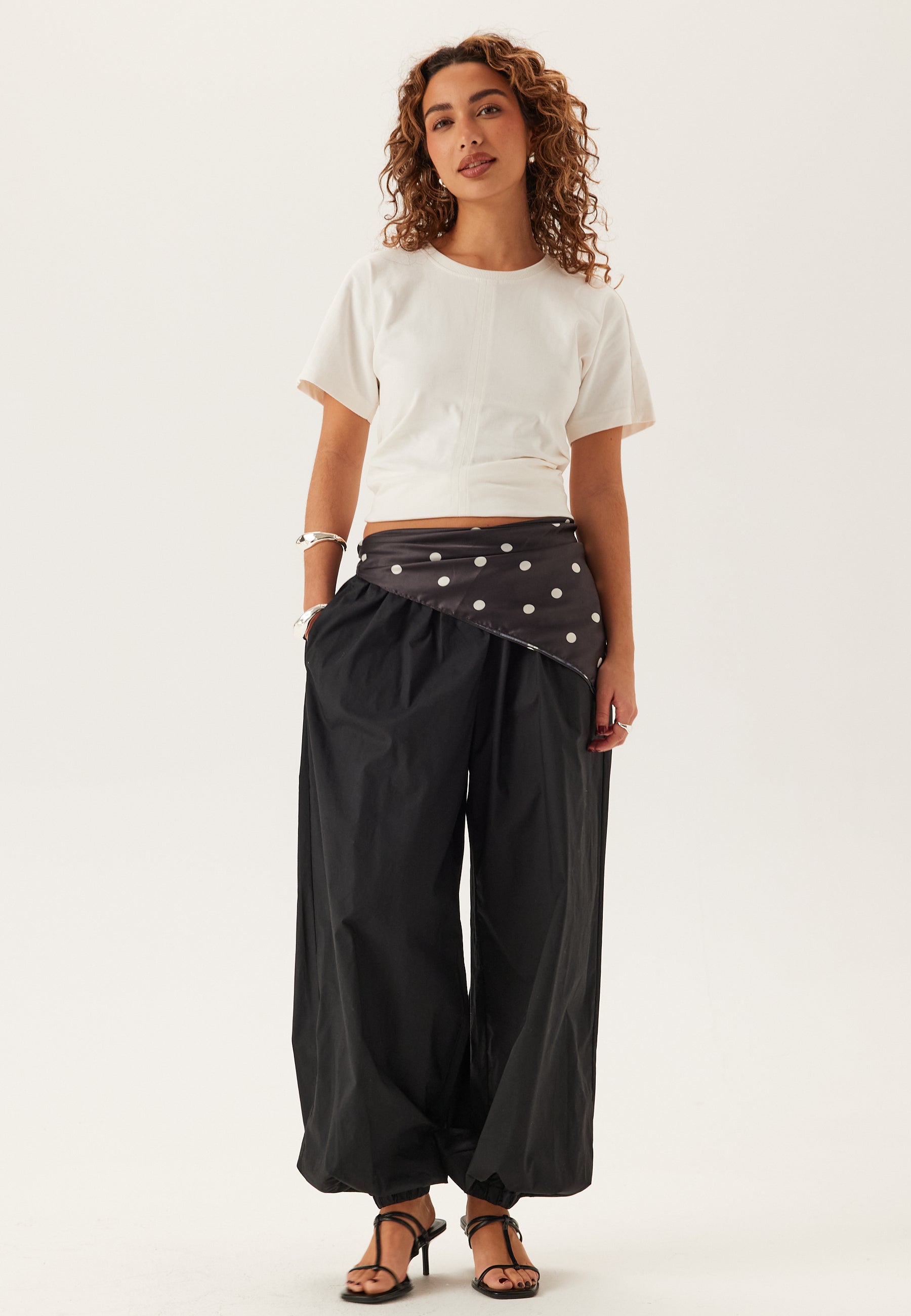 Se VILA Viemilie Hw Parachute Pants hos Bubbleroom