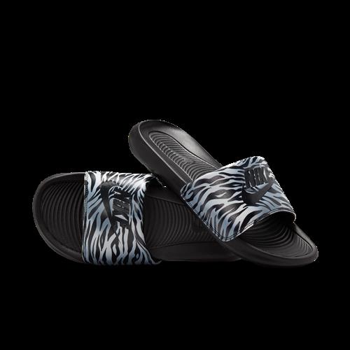 Nike Victori One-badesandaler med print til kvinder - sort