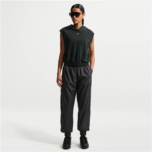 Vævede Nike Classic-joggers med UV-beskyttelse, en løstsiddende pasform og mellemhøj talje til kvinder - sort