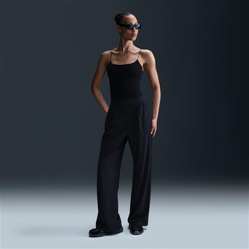 Løstsiddende Nike 24.7 PerfectStretch Dri-FIT-bukser med brede ben og høj talje til kvinder - sort