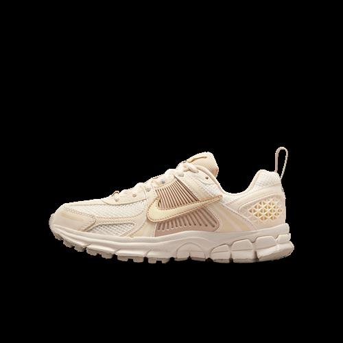 Nike Vomero 5-sko til større børn med reflekser - brun