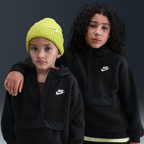 Løstsiddende Nike Club Fleece-hættetrøje med 1/4-lynlås til større børn - sort