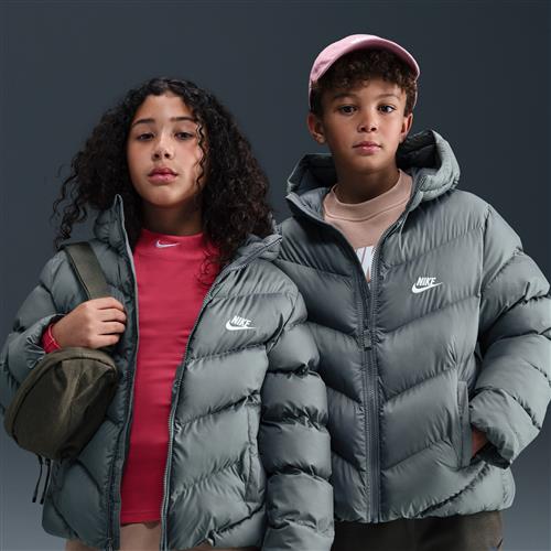 Nike All Day Play Therma-FIT-dynejakke med løs pasform til større børn - grå