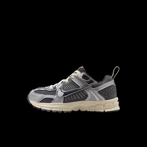 Nike Vomero 5-sko til mindre børn med reflekterende detaljer - grå