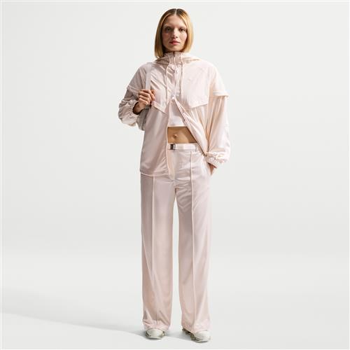 Løse Nike -bukser med bælte og læg med mellemhøj talje til kvinder - hvid