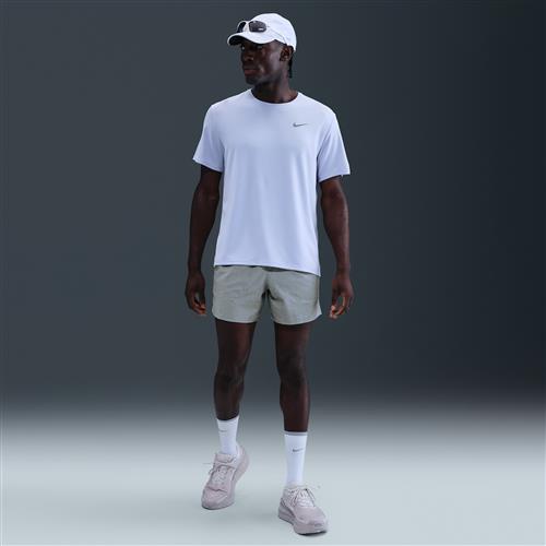 Nike Stride-løbeshorts med indershorts (13 cm) og reflekterende detaljer til mænd - grå