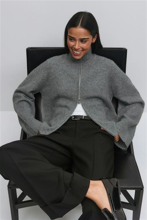 Gina Tricot - Knitted pocket cardigan - Cardigans - Grå - XS - Dame